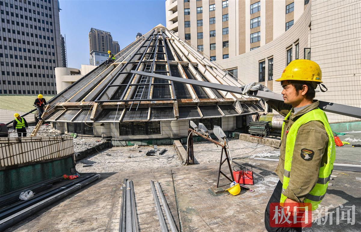 24米高空作業(yè)忙，武漢圖書館錐形玻璃頂即將煥新