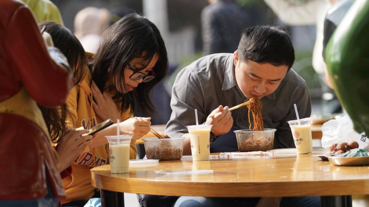 漢口吉慶街路口，武漢市民在吃熱干面